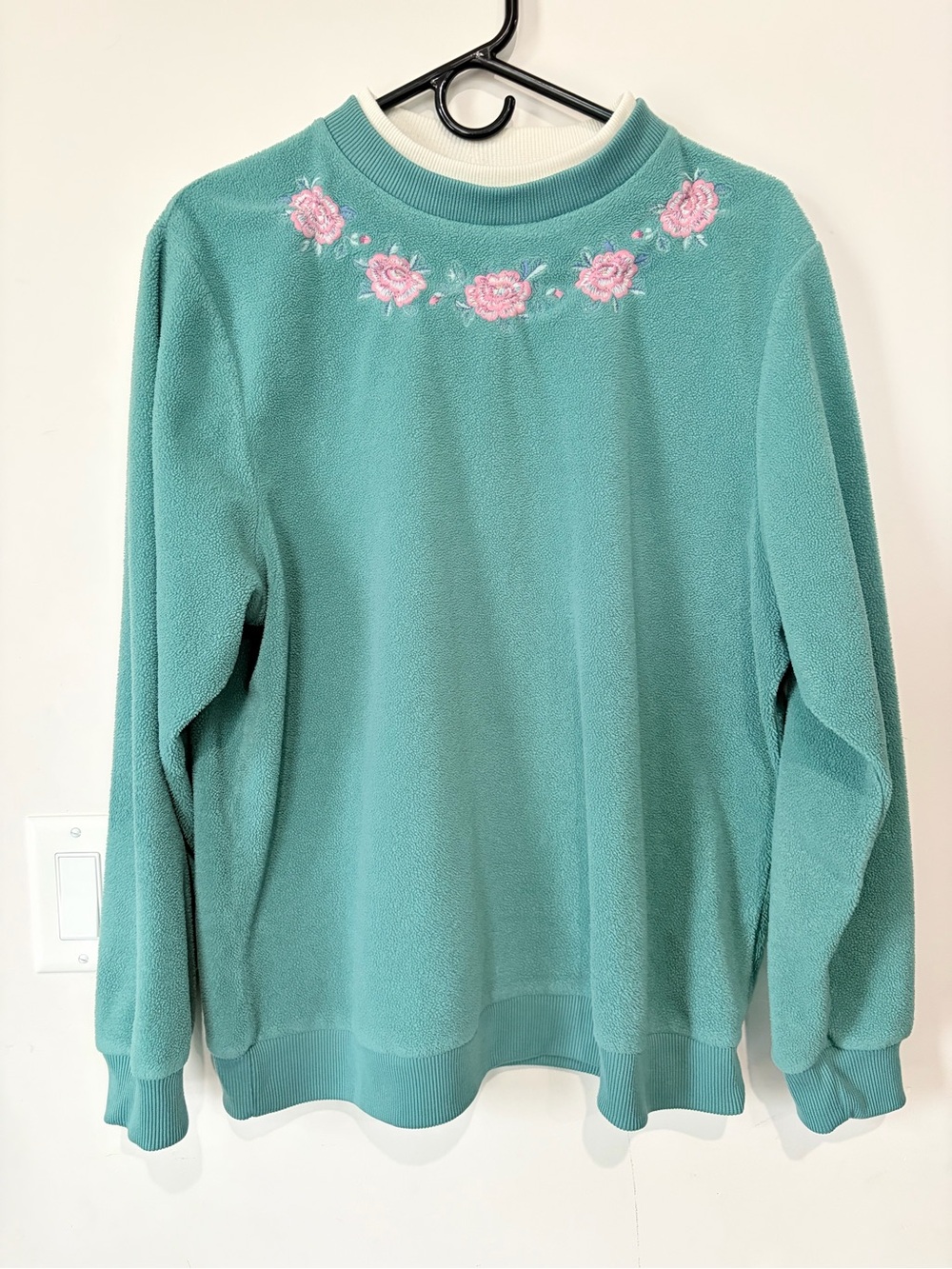 Vintage Alia fleece sweater with floral detailing